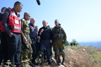 El primer ministro israelí, Benjamín Netanyahu, en una vista a las tropas apostadas en la frontera con Líbano después de varios días de intenso intercambio de fuego con Hizbulá.
