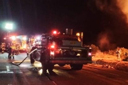 El tanquero salió de la vía y terminó volcado en la profundidad de una quebrada.