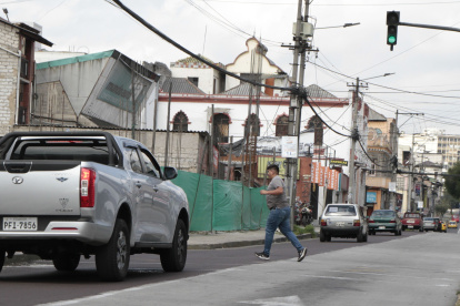 Gran parte de la señalética en la calle Manuel Larrea está desvanecida. Peatones cruzan corriendo la vía y no usan los pasos cebra.