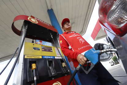 El Gobierno se alista para reducir el subsidio a los combustibles.