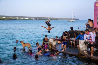 Turistas visitan el Parque Nacional Galápagos el 10 de marzo de 2024 en la isla Santa Cruz, Galápagos.