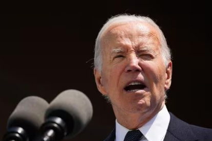 El presidente estadounidense Joe Biden pronuncia un discurso durante la ceremonia que conmemora el 80º aniversario del desembarco aliado del Día D.