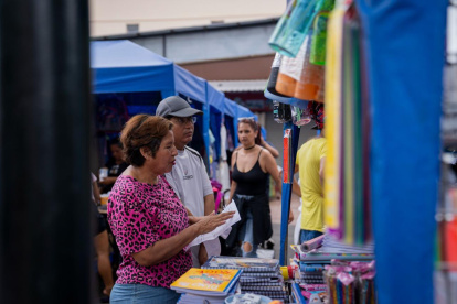 Las personas llegaban hasta los puestos a realizar las compras