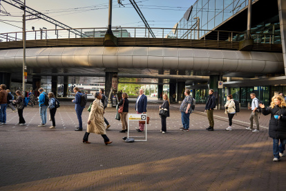 Los votantes hacen cola para emitir su voto para las elecciones parlamentarias europeas en un colegio electoral de la estación central de La Haya, Países Bajos, 06 de junio de 2024.