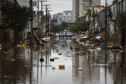 Una calle afectada por las inundaciones, este lunes 3 de junio de 2023 en Porto Alegre, Rio Grande do Sul (Brasil).