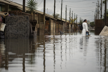 La enfermera, Itajane Barbosa dos Santos, residente del barrio Sarandí, camina por una calle afectada por las inundaciones, este lunes en Porto Alegre.