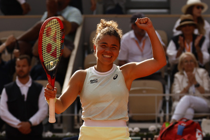 Paris (France), 06/06/2024.- Jasmine Paolini of Italy celebrates winning her Women"s Singles semi final match against Mirra Andreeva of Russia during the French Open Grand Slam tennis tournament at Roland Garros in Paris, France, 06 June 2024. (Tenis, Abierto, Francia, Italia, Rusia) EFE/EPA/MOHAMMED BADRA