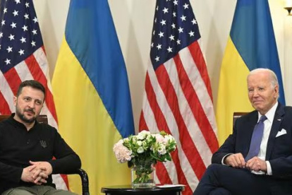 El presidente estadounidense Joe Biden (derecha) y el presidente de Ucrania, Volodymyr Zelensky (izq.), celebran una reunión bilateral en el Hotel Intercontinental de París.