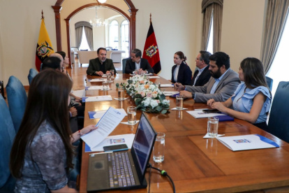 A la firma de la carta de inversión asistieron autoridades del municipio de la empresa hotelera.