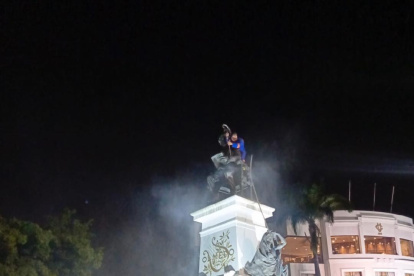 Trabajadores de la Fundación durante un trabajo de hidrolavado en el monumento a Olmedo.