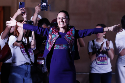 La oficialista Claudia Sheinbaum, ganadora de la elección presidencial, saluda a simpatizantes el 3 de junio de 2023.