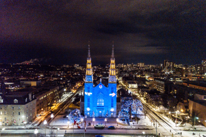 Fotografía del 2022 cedida por la Embajada de España en Canadá donde aparece la Catedral basílica de Nuestra Señora iluminada con los colores del Xacobeo en Ottawa (Canadá) . EFE/Embajada de España en Canadá /SOLO USO EDITORIAL /NO VENTAS /SOLO DISPONIBLE PARA ILUSTRAR LA NOTICIA QUE ACOMPAÑA /CRÉDITO OBLIGATORIO