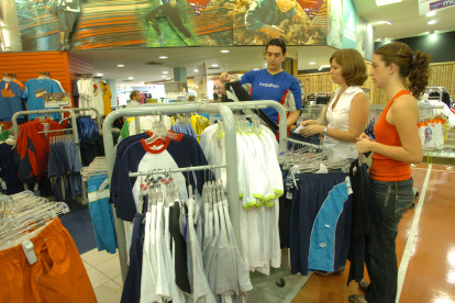 NAVIDAD SE TRADUCE EN COMERCIO¶MARATHON SPORT APUNTA A LA RENOVACION DE MERCADERIA. LA DEMANDA DE ROPA E IMPLEMENTOS DEPORTIVOS CRECE EN ESTA FECHA.