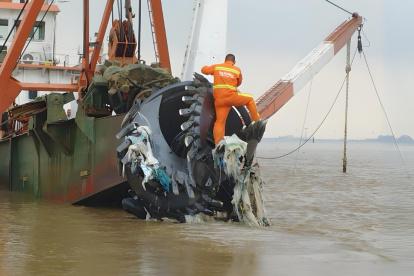 La maquinaria que extrae el sedimento se detiene cada que el cortador se llena de basura.