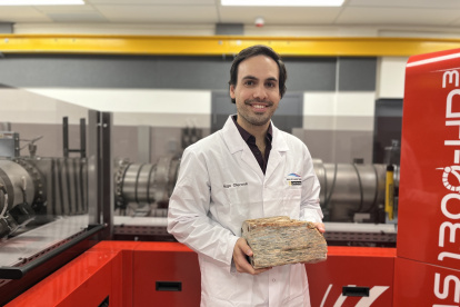 El investigador de la Universidad australiana de Curtin, Hugo Olierook, nuestra una roca que contiene un mineral llamado circón, donde se han encontrado los restos de agua dulce más antiguos hallados hasta la fecha.