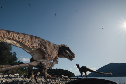 - Fotografía cedida por Giant Screen Films donde aparece una madre Tiranousario Rex y sus crías junto a un lago, especies que protagonizan el documental "T.Rex" sobre el descubrimiento del fósil de un joven dinosaurio Tiranousario Rex (T-Rex), apodado cariñosamente Teen Rex (Adolescente Rex), que será estrenado el 21 de junio. El fósil de un joven dinosaurio Tiranousario Rex (T-Rex) descubierto por tres niños en Dakota del Norte (EE.UU.) puede permitir a los científicos responder preguntas claves sobre este dinosaurio, como cuándo y porqué se convirtió en una especie de enormes proporciones, señala a EFE el científico encargado de recuperar sus restos. EFE/Giant Screen Films /SOLO USO EDITORIAL /NO VENTAS /SOLO DISPONIBLE PARA ILUSTRAR LA NOTICIA QUE ACOMPAÑA /CRÉDITO OBLIGATORIO