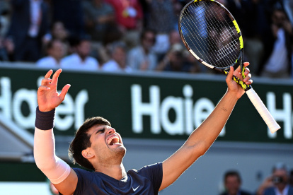 Alcaraz celebra eufórico tras clasificarse a la fina luego de vencer a Jannik Sinner.