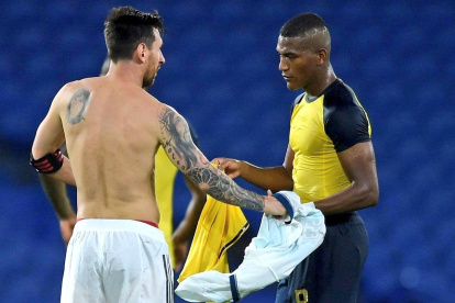 Lionel Messi y Carlos Gruezo intercambiando camisetas.
