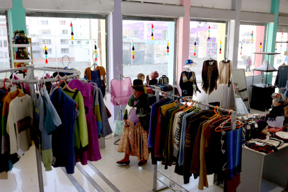 Una mujer recorre una exposición de emprendedoras, el 22 de mayo de 2024, en La Paz (Bolivia). Panes, chocolates, tejidos, bolsas ecológicas y jabones artesanales son algunos frutos del esfuerzo de medio centenar de mujeres que potenciaron sus habilidades y crearon sus propios emprendimientos en Bolivia, dentro de un programa que busca ayudarles a tener autonomía económica. EFE/ Luis Gandarillas
