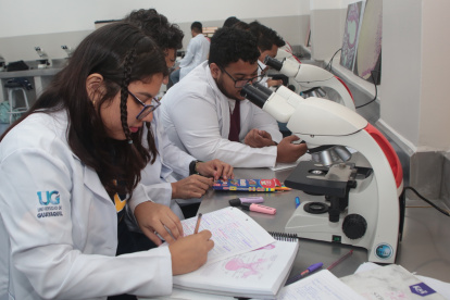 Referencial. Un grupo de estudiantes de Ciencias Médicas durante una clase en un laboratorio.