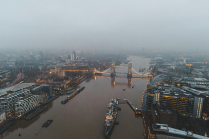 Londres. Vista aérea del recorrido del río Támesis junto a esta capital.