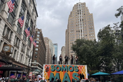 Decenas de inmigrantes jornaleros de varios estados mientras se manifiestan contra las medidas antiinmigantes promulgadas en Estados Unidos este jueves en Nueva York (EE.UU.).