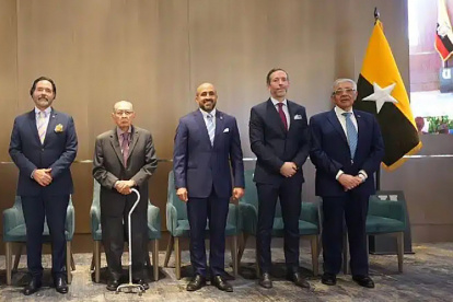 El nuevo rector, Isidro Fierro Ulloa (centro), el saliente, Joaquín Hernández (derecha) y otros directivos de la UEES durante la ceremonia de relevo.