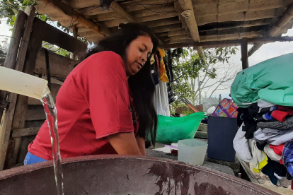 Los barrios que están ubicados en la zona alta de Conocoto son los más afectados por los racionamientos. Vecinos deben recoger el agua en baldes.