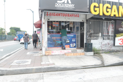 Protección. Todos los negocios que se levantan en la arteria, frente a la Universidad Guayaquil, están amurallados.