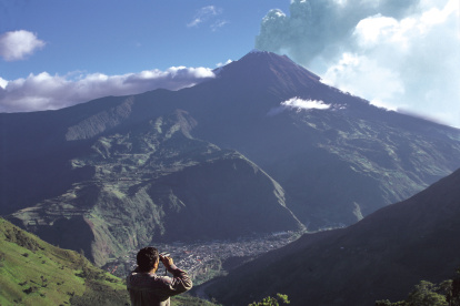 Ambato. Un vulcanólogo observa una columna de humo del Tungurahua.