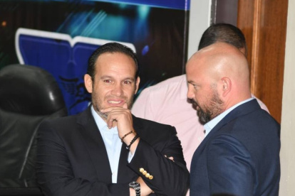 Francisco Egas (i) de FEF y Miguel Ángel Loor de LigaPro, mantienen discrepancias