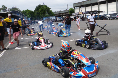 Cerca de una docena de niños corren en la categoría Microswift del Nacional.