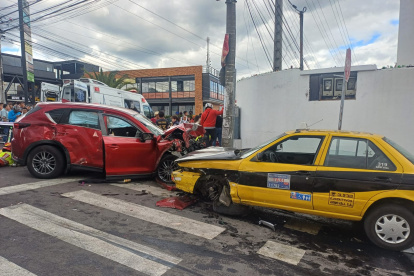 El auto y el taxi quedaron detenidos de frente, luego del impacto en el siniestro múltiple.