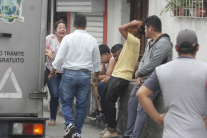 Tragedia. Familiares del fallecido acudieron al sitio de su muerte.