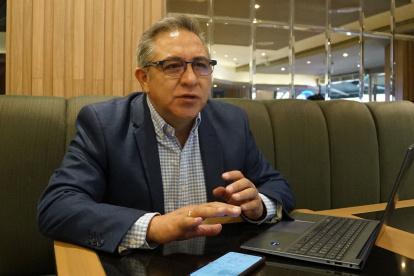 Vocero. Francisco Peralvo, abogado de la Cámara Nacional de Transporte Pesado del Ecuador advierte sobre un polémico proceso de contratación.
