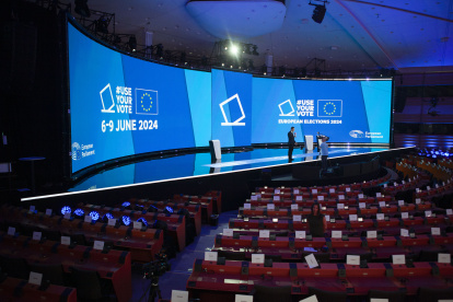 BRUSELAS, 08/06/2024.-Vista este sábado del hemiciclo del Parlamento Europeo en Bruselas, transformado en un gran centro de prensa, con plató de televisión incluido, para seguir el recuento de votos durante la noche electoral de los comicios europeos este 9 de junio. EFE/ Bruno Fortea Miras