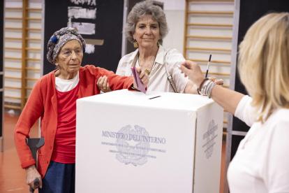 Rome (Italy), 08/06/2024.- +Europa"s party Emma Bonino casts her vote at polling station in Rome, Italy, 08 June 2024. The European Parliament elections take place across EU member states from 06 to 09 June 2024, with the elections in Italy taking place on 08 June 2024. (Elecciones, Italia, Roma) EFE/EPA/MASSIMO PERCOSSI
