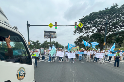 El tráfico se vio paralizado por los protestantes en vía a la costa