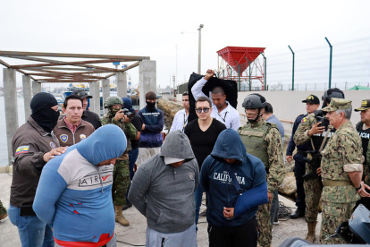 La Armada decomisó una tonelada y media de droga y 18 galones de combustible subsidiado, que se transportaban en embarcaciones hacia Manta.