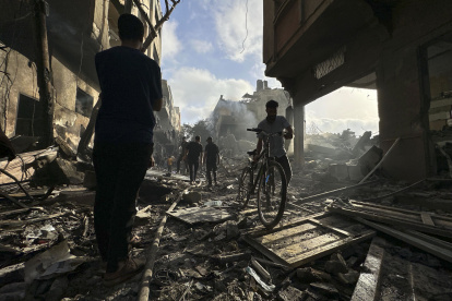 NUSEIRAT (GAZA), 08/06/2024.- Una zona destruida tras una operación militar israelí en el campo de refugiados de Nuseirat, en la zona central de la Franja de Gaza, este sábado, donde al menos 210 gazatíes murieron y más de 400 resultaron heridos bajo el intenso fuego israelí durante la operación de rescate de cuatro rehenes israelíes con vida. Los rehenes rescatados con vida son Noa Argamani, de 25 años, de Almog Meir Jan, de 21, Andrey Kozlov, de 27, y Shlomi Ziv, de 40, que fueron secuestrados por Hamás en el festival de música "Nova" el 7 de octubre EFE/STR