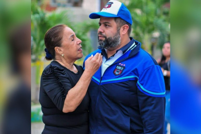 Playas. Cristian Cobos, en vida, junto a su madre.