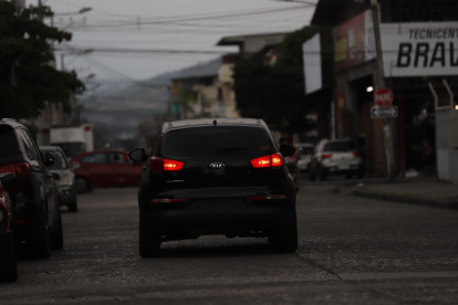 Los vehículos oficiales tampoco cumplen con la norma de identificar los vehículos.