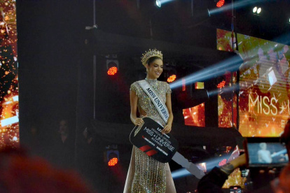 Mara Topic Verduga durante su coronación como Miss Universo Ecuador 2024.