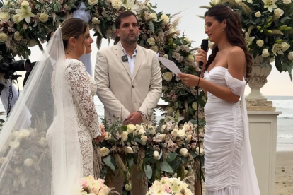 Nikki y su novia Ana durante la boda.