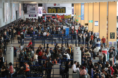 Decenas de viajeros varados tratan de encontrar soluciones para sus viajes.