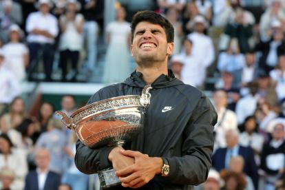 El tenista español Carlos Alcaraz celebras tras ser coronado en París.