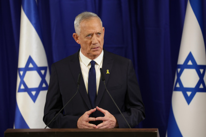 Ramat Gan (Israel), 09/06/2024.- Israeli War Cabinet Minister Benny Gantz holds a press conference in Ramat Gan, near Tel Aviv, Israel, 09 June 2024. Gantz announced his resignation from Israel"s emergency government. EFE/EPA/ABIR SULTAN