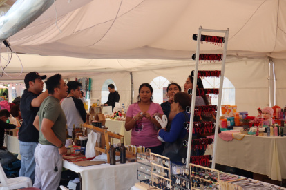 Artesanos mostraron sus productos en la feria Cumbayá Emprende ubicada en la Plaza Central