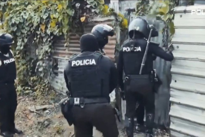 Momento en que la Policía rescataba al ciudadano.