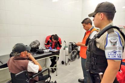 Personal de la policía y Bomberos para auxiliar y colaborar a un ciudadano que sufrió un incidente en la estación del Metro